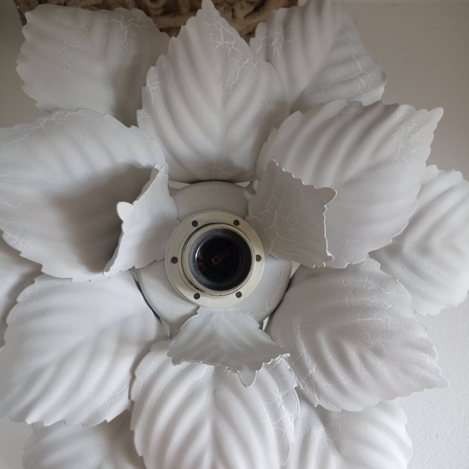Leaf-shaped metal wall light