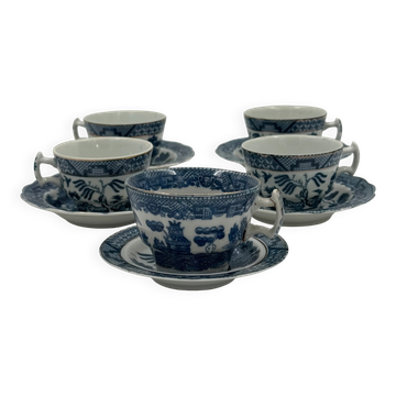 Set of 5 vintage porcelain cups and saucers with Blue Willow pattern.