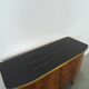 Buffet vintage avec plateau en verre et bord en laiton, meuble TV