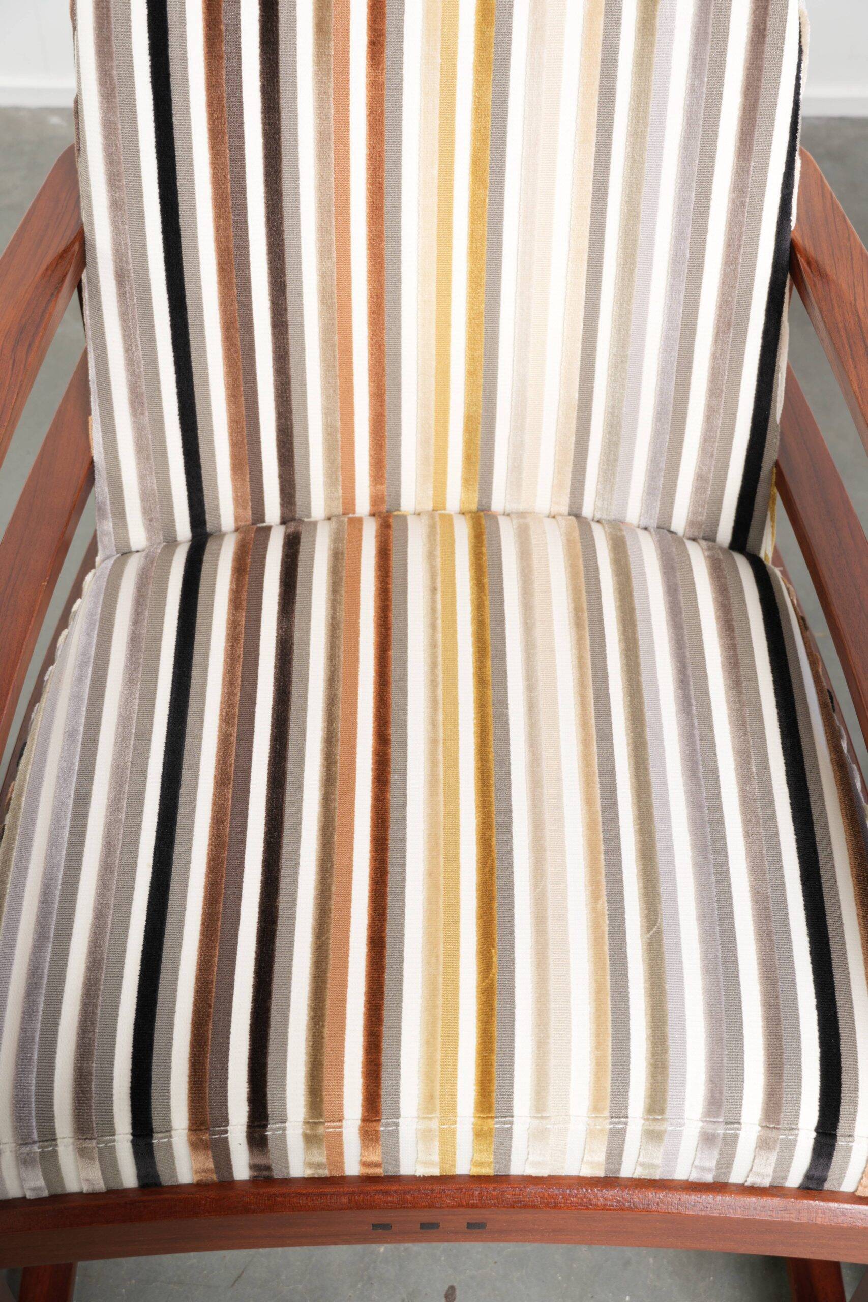 Set of 4 Art Deco design dining chairs with luxurious fabric upholstery