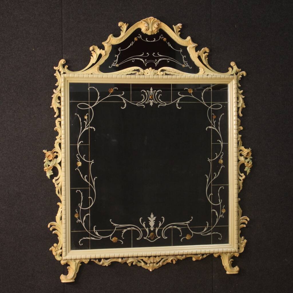 Miroir laqué italien avec décorations florales du 20ème siècle