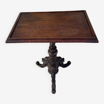 Tripod pedestal table in solid oak, richly carved and molded, 19th century