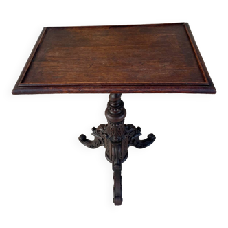 Tripod pedestal table in solid oak, richly carved and molded, 19th century