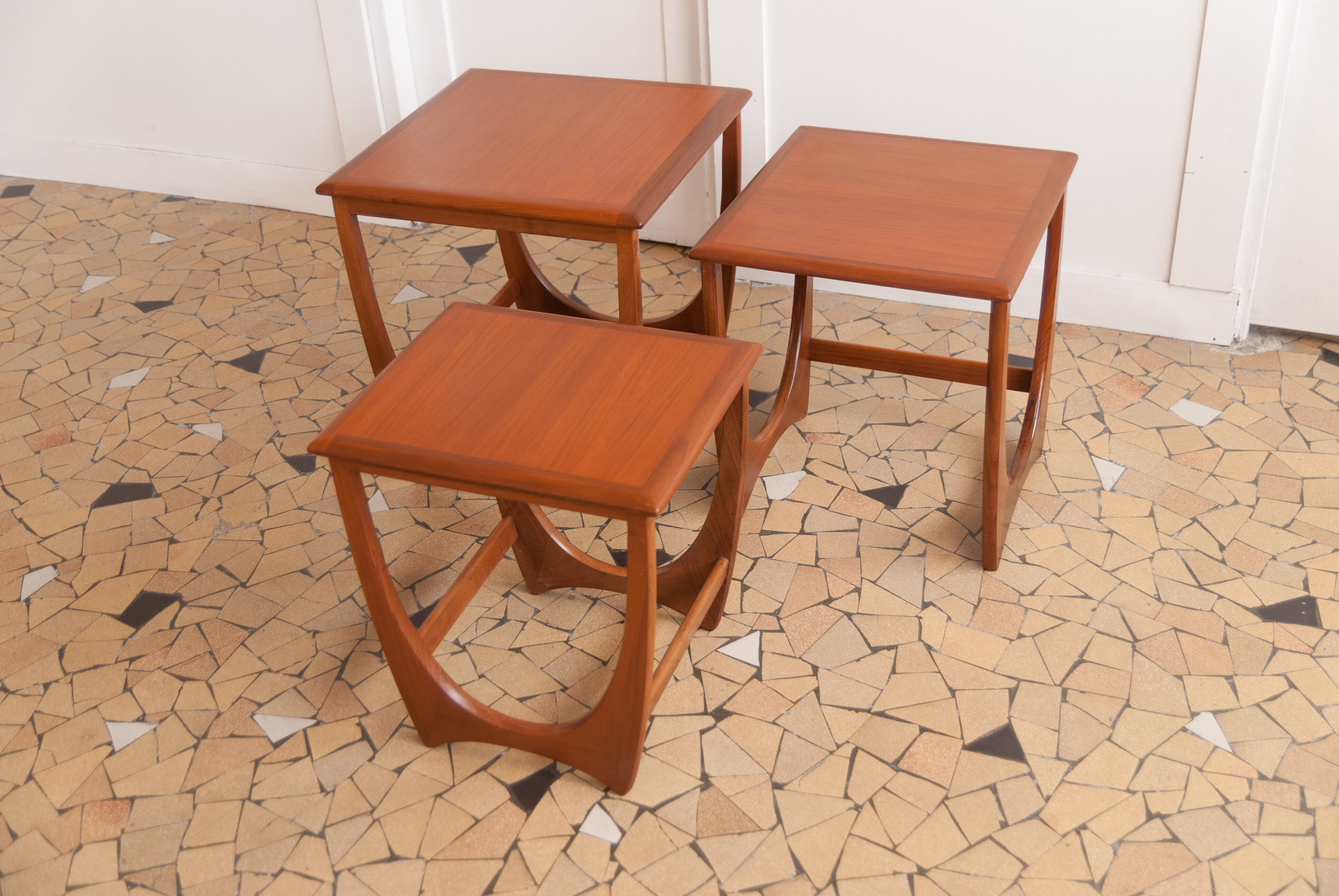 Teak giggling coffee table