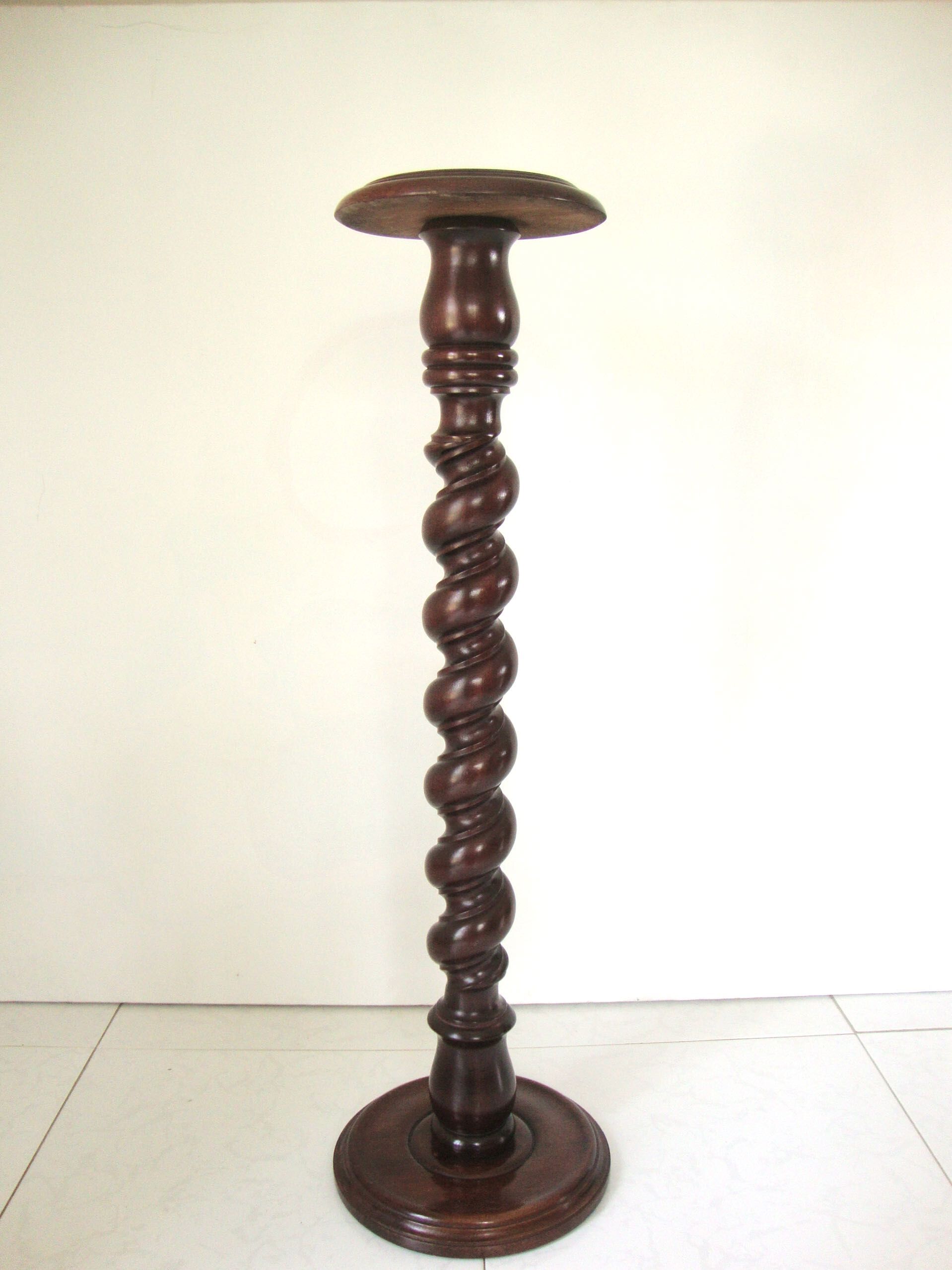 Saddle or walnut pedestal turned in twist