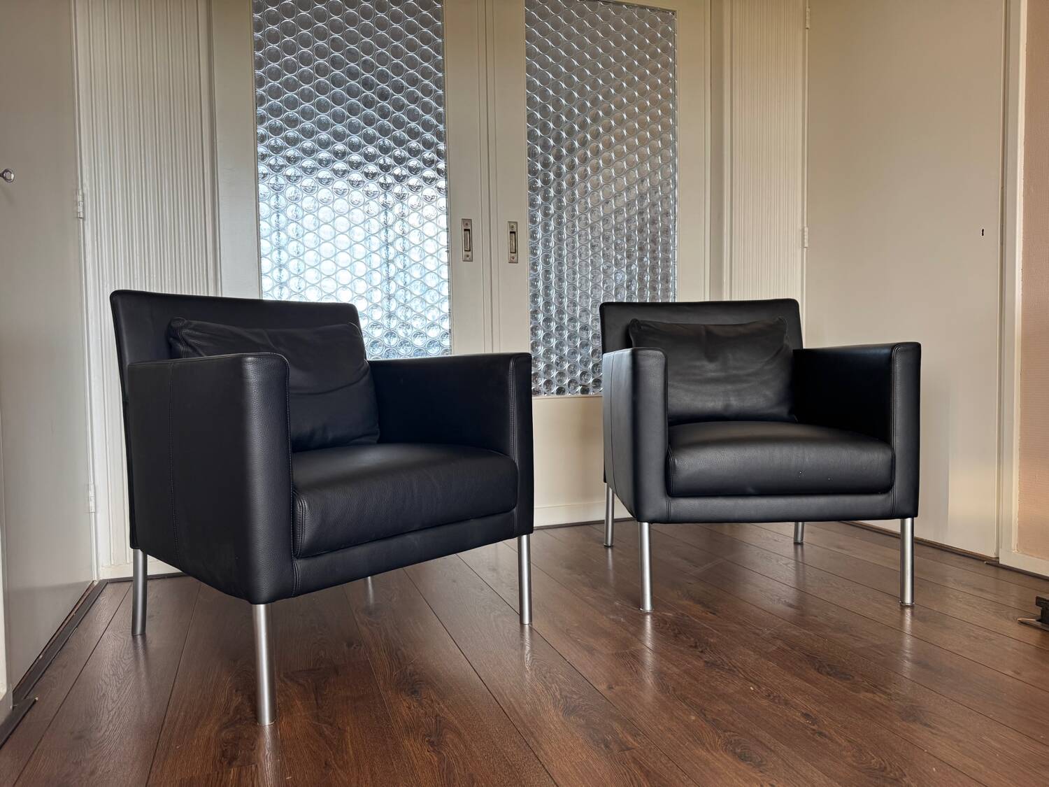 2 fauteuils de salon modernistes allemands en cuir noir et acier de Walter Knoll