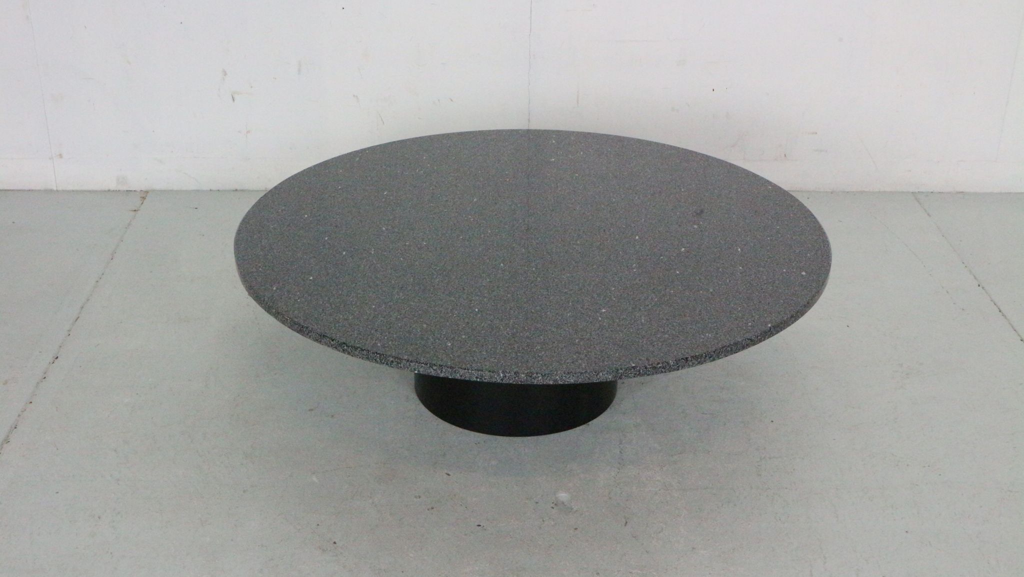 Mid-century  granite stone round coffee table, 1970's italy