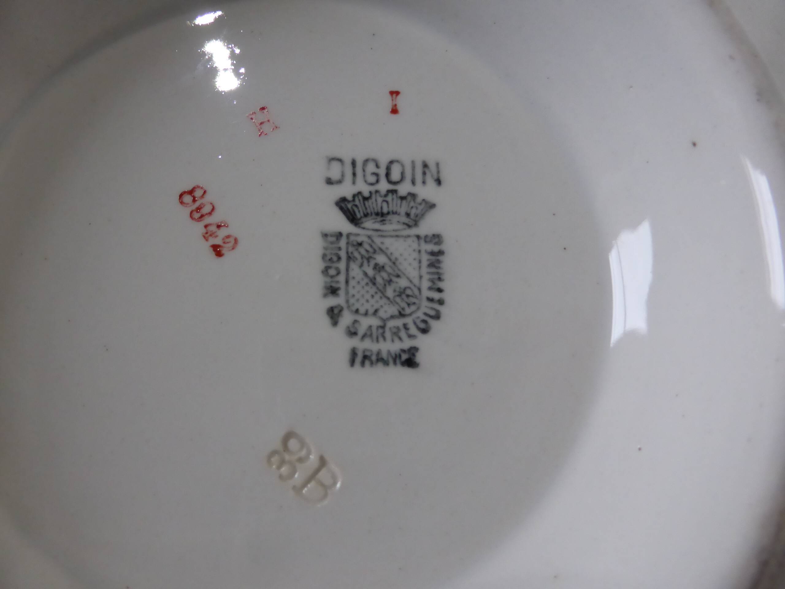 Serviteur plat sur piédouche Digoin Sarreguemines 200320