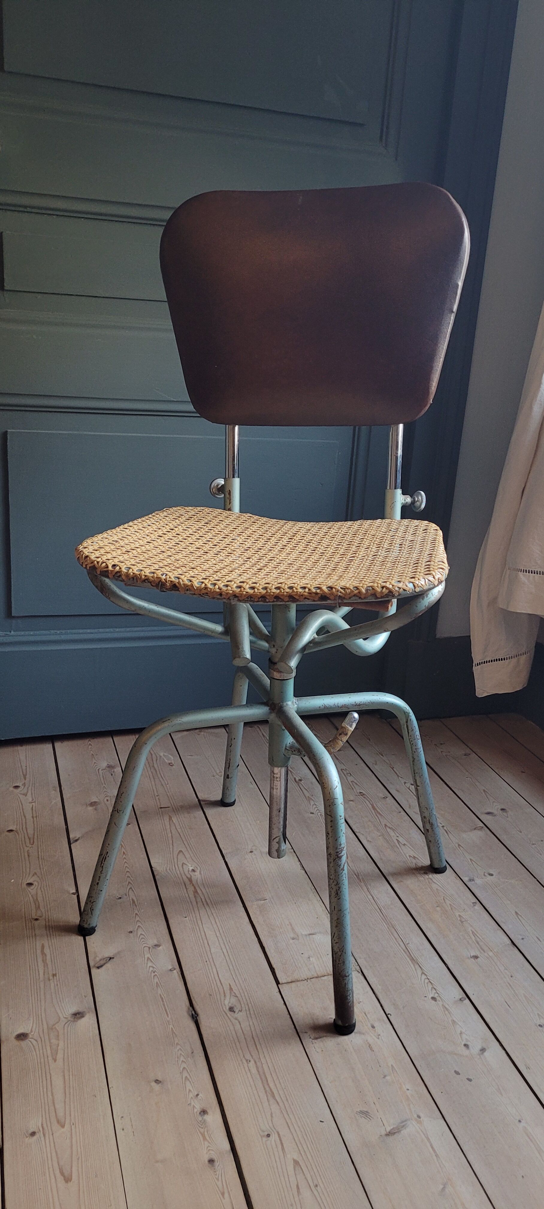 Swivel architect's chair