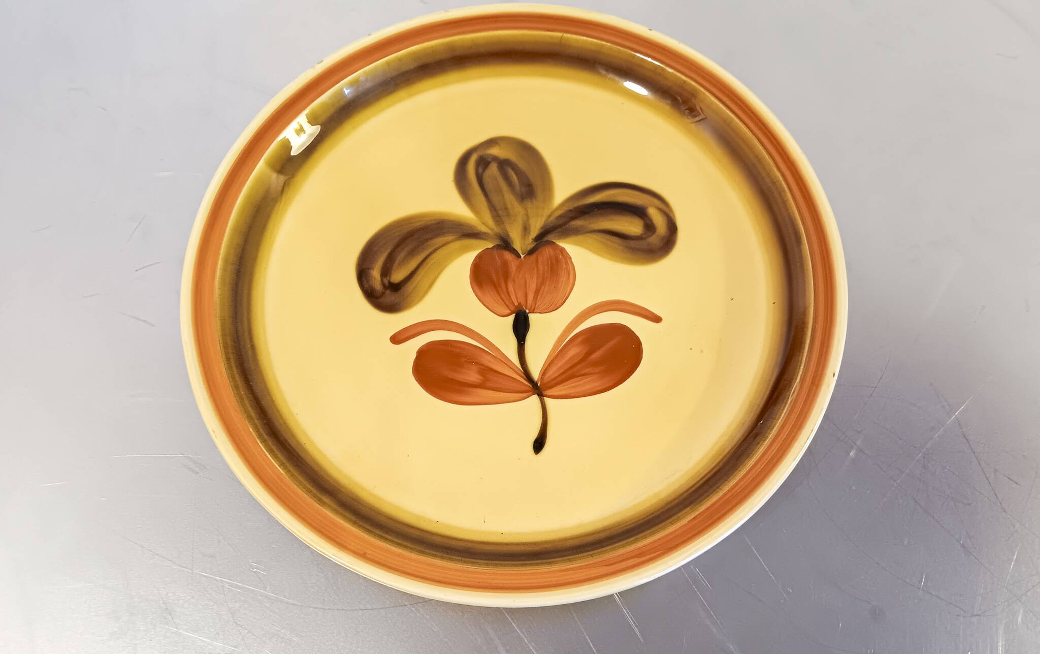 Gien round dish, Fuego model, vintage 1970s - Yellow, ochre, brown color.