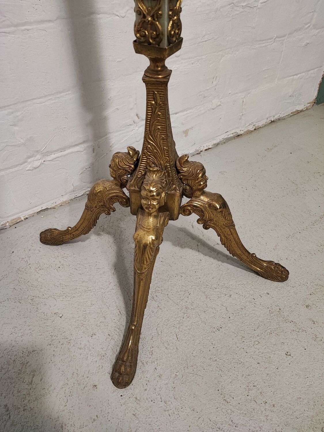 Coat rack on foot in onyx and bronze marble