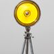 Lampe jaune trépied