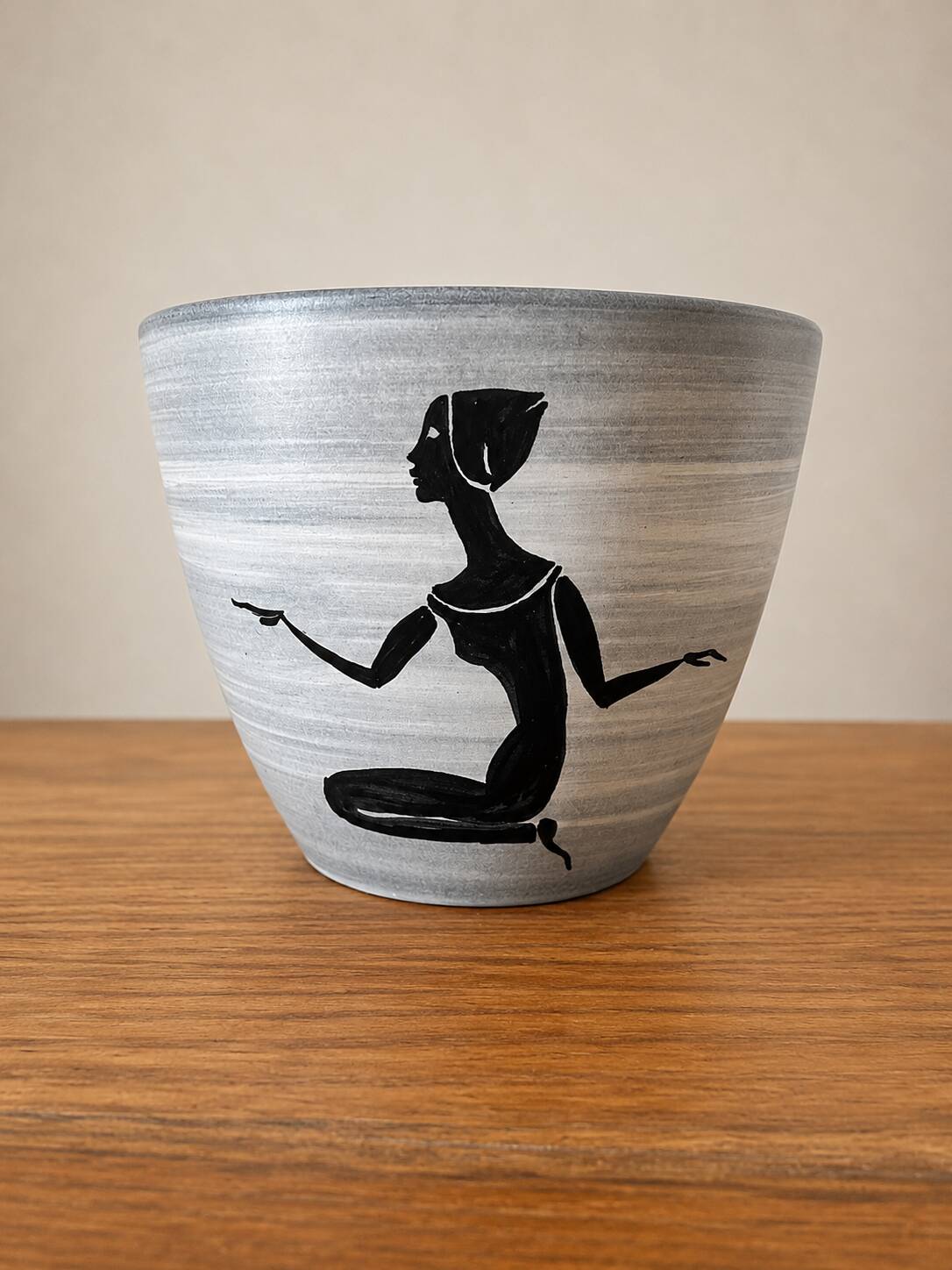 Milet cache-pot Sèvres, hand-decorated with a kneeling woman, 1950s.