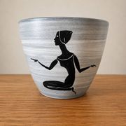 Cache-pot Milet Sèvres, décor main d'une femme agenouillée 1950