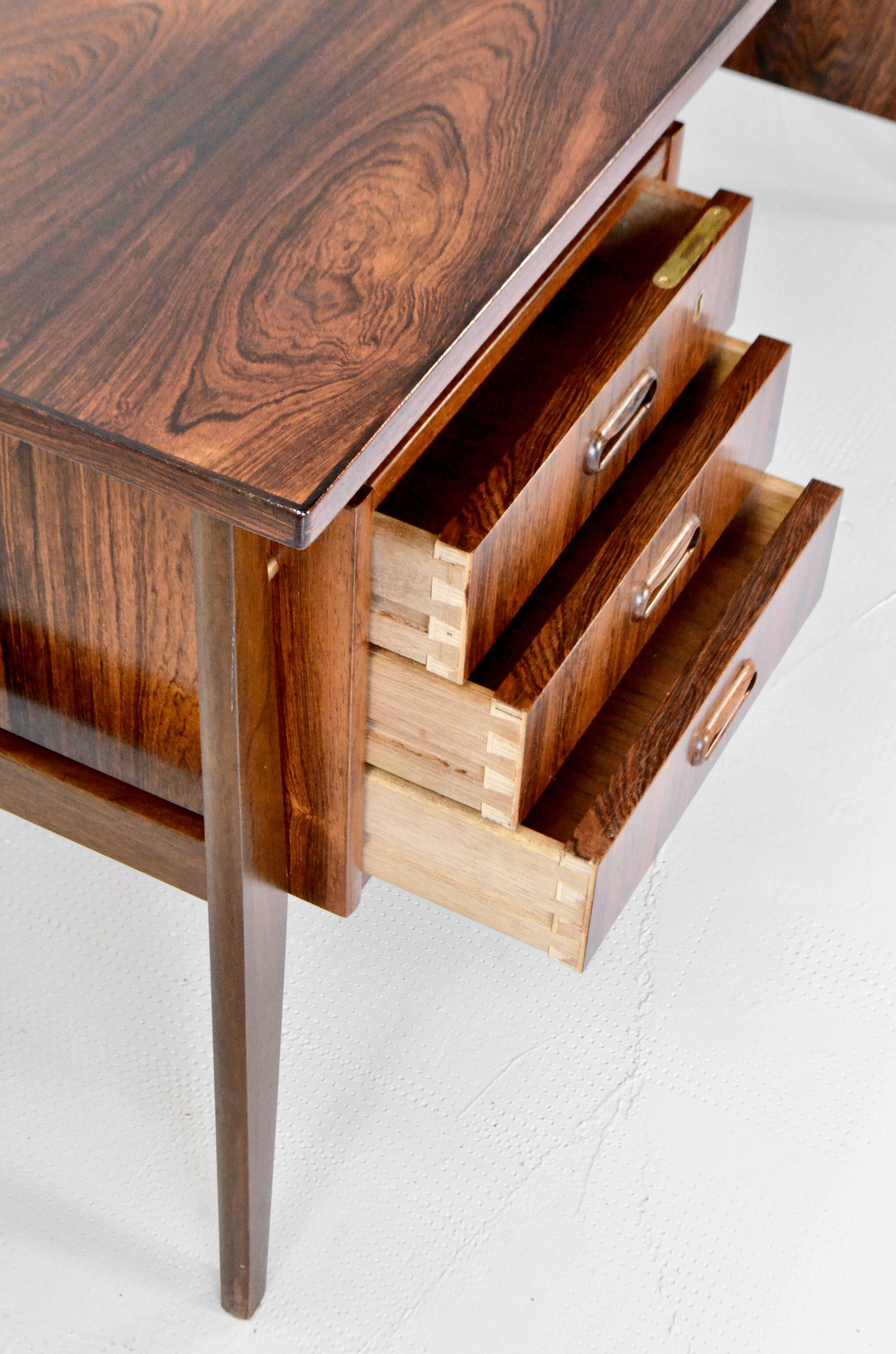 Bureau de direction danois du milieu du siècle en superbe palissandre. Vintage / Moderne / R