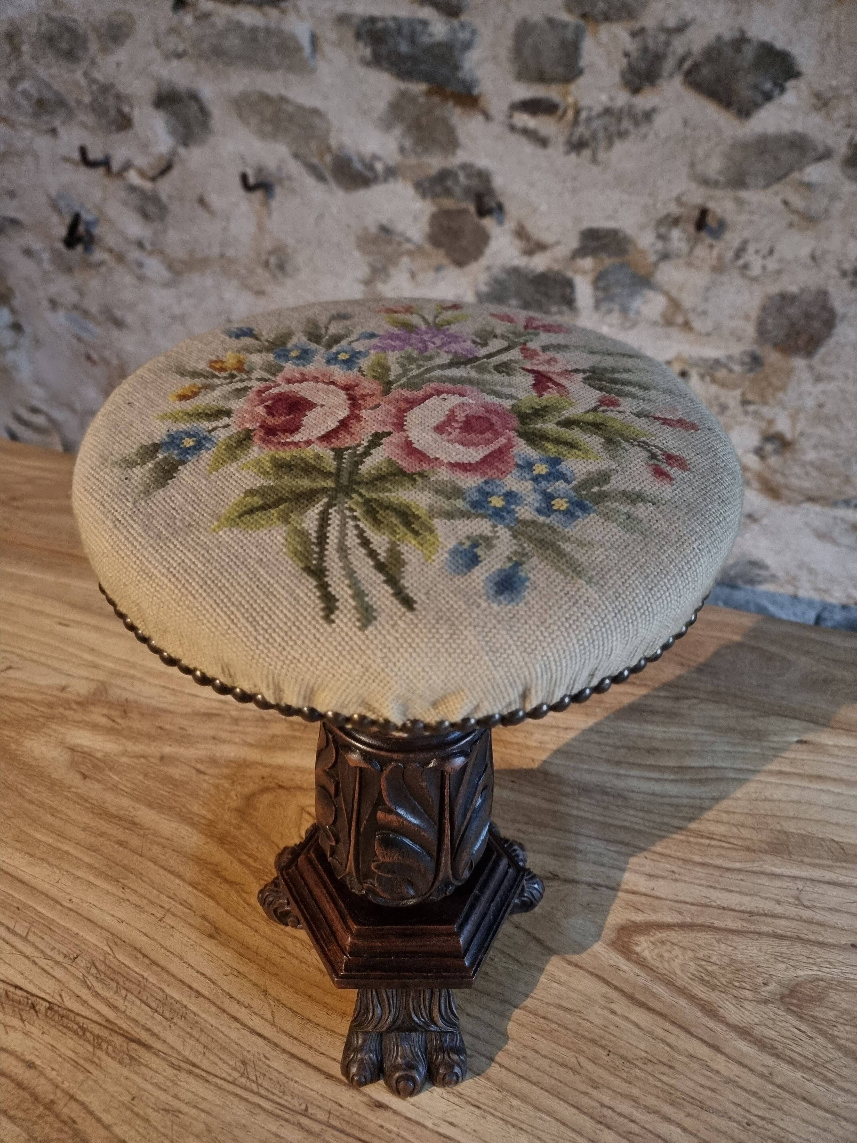Tabouret de piano ancien en bois réglable avec base sculptée et assise en tapisserie, vers 1880–1910