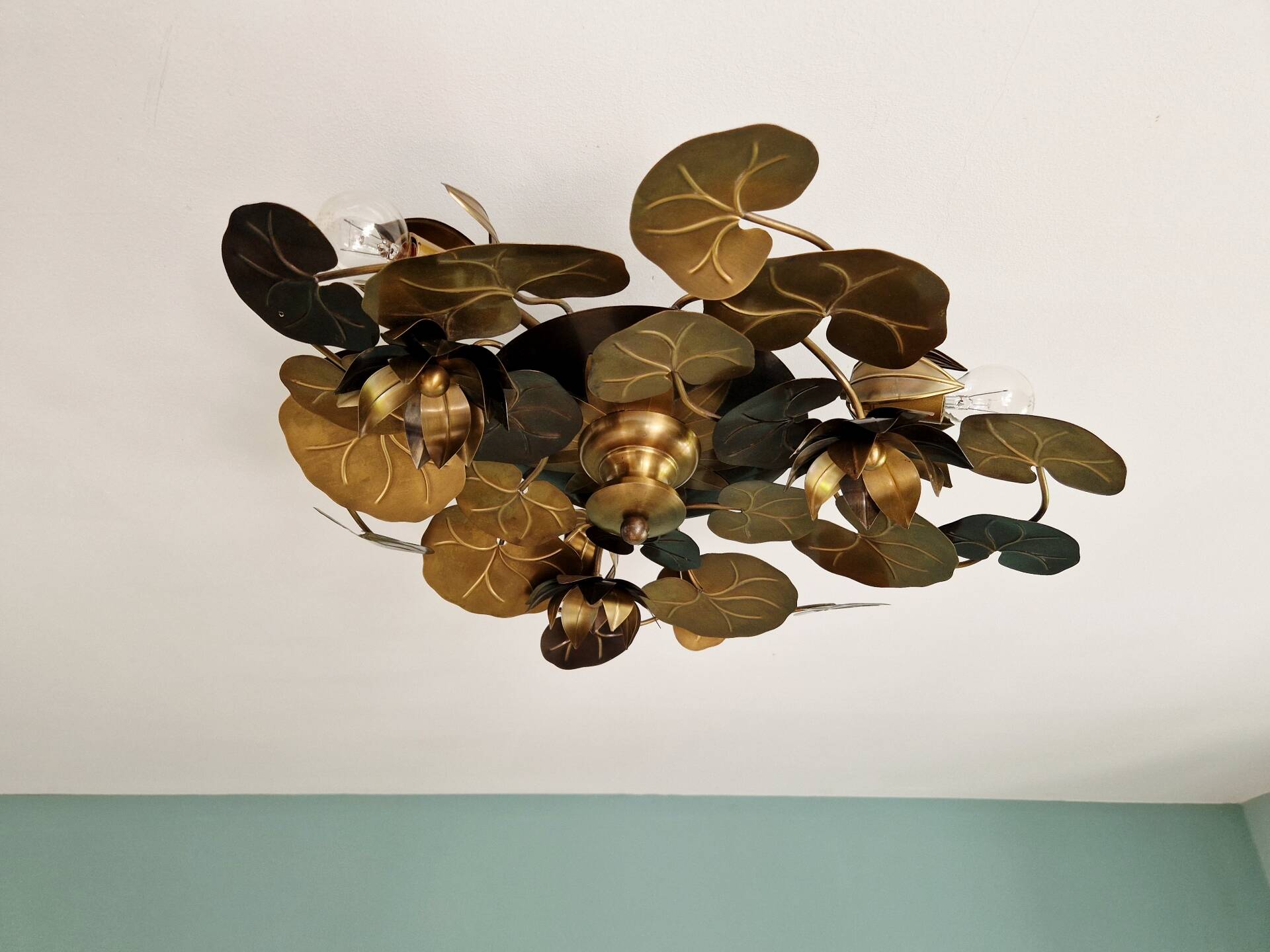Plafonnier en laiton Hollywood Regency, décor fleurs de nénuphars