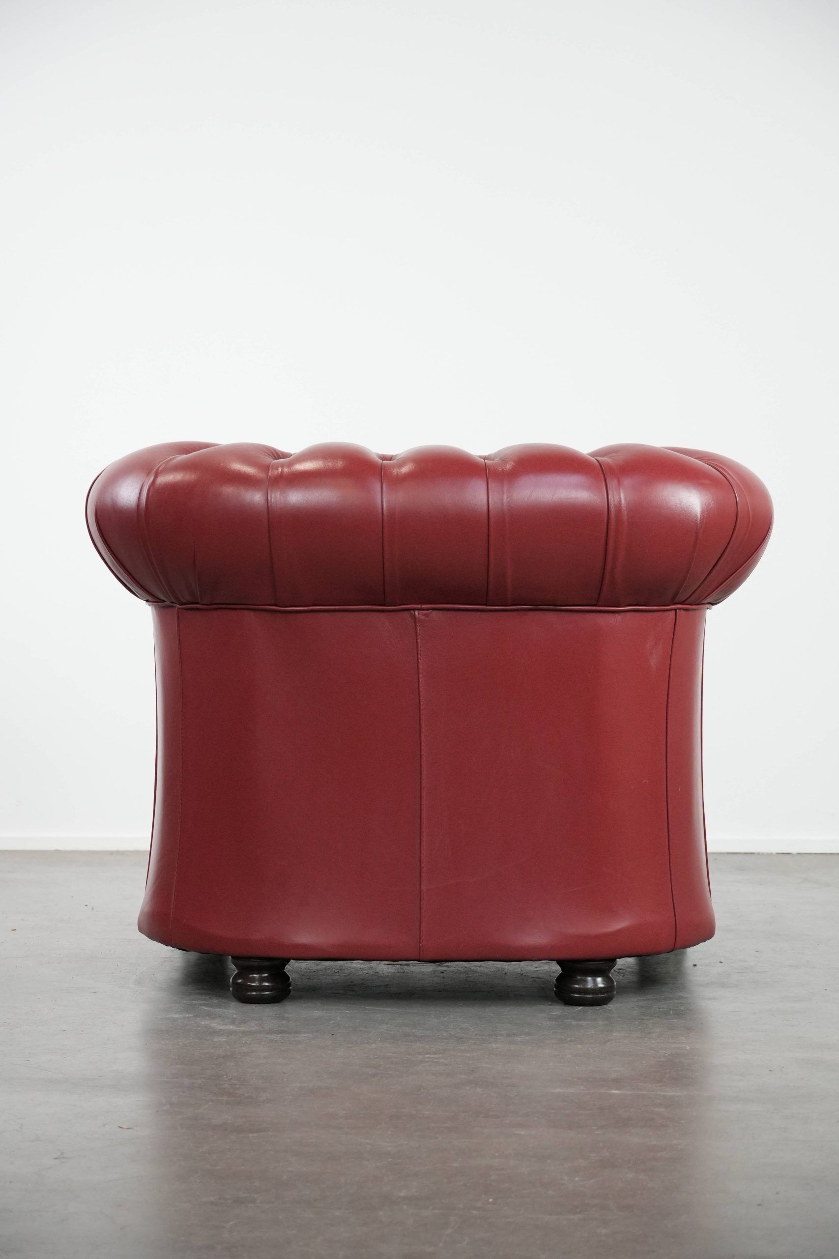 Amazing English cowhide Chesterfield armchair in a stunning red colour