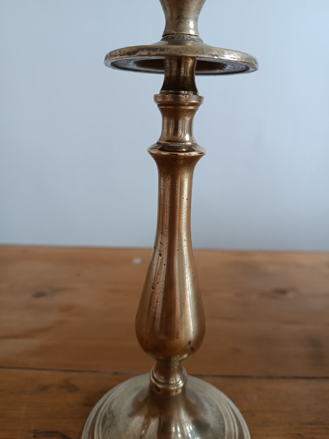 Paire de bougeoirs en laiton