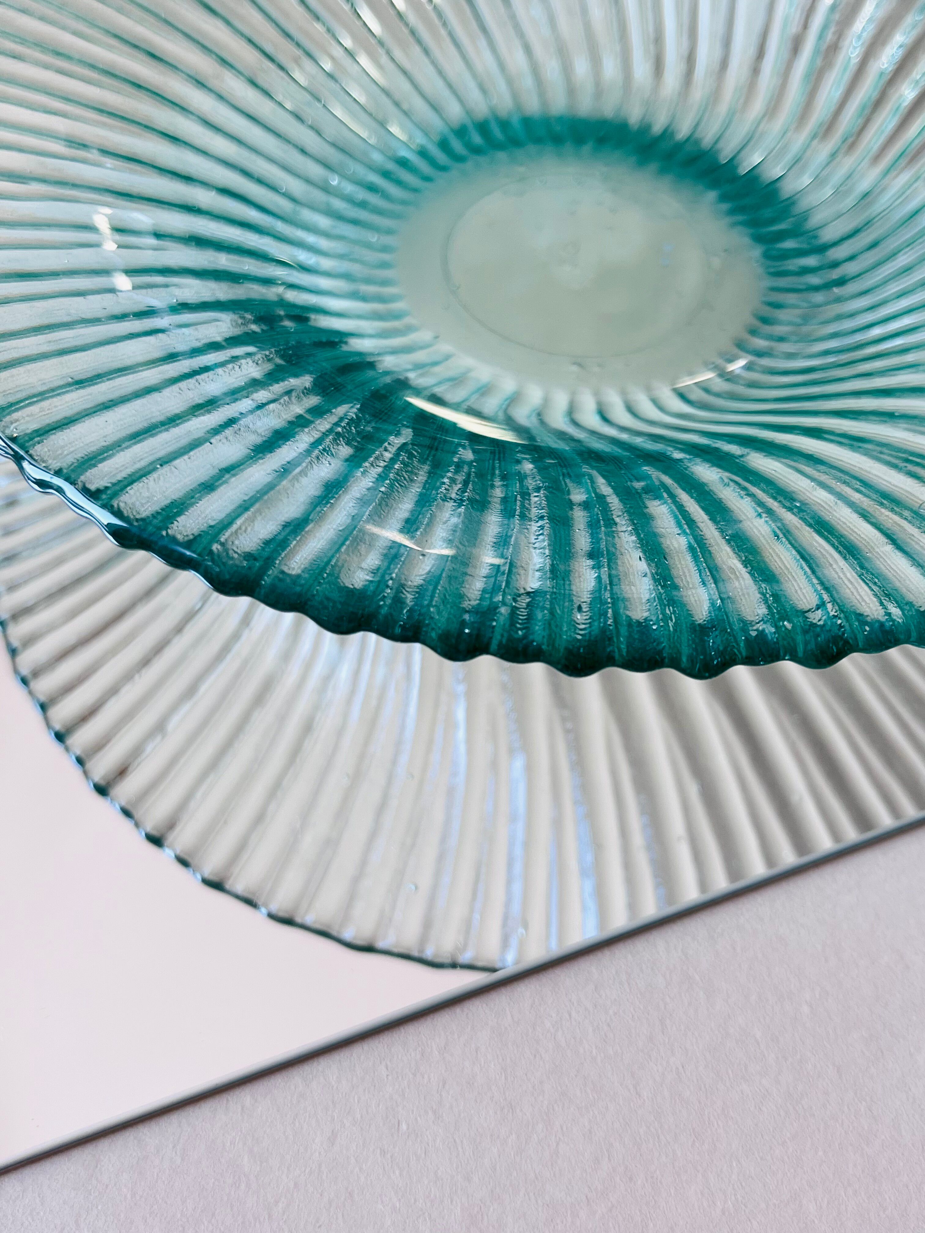 Coupe en verre recyclé ondulé