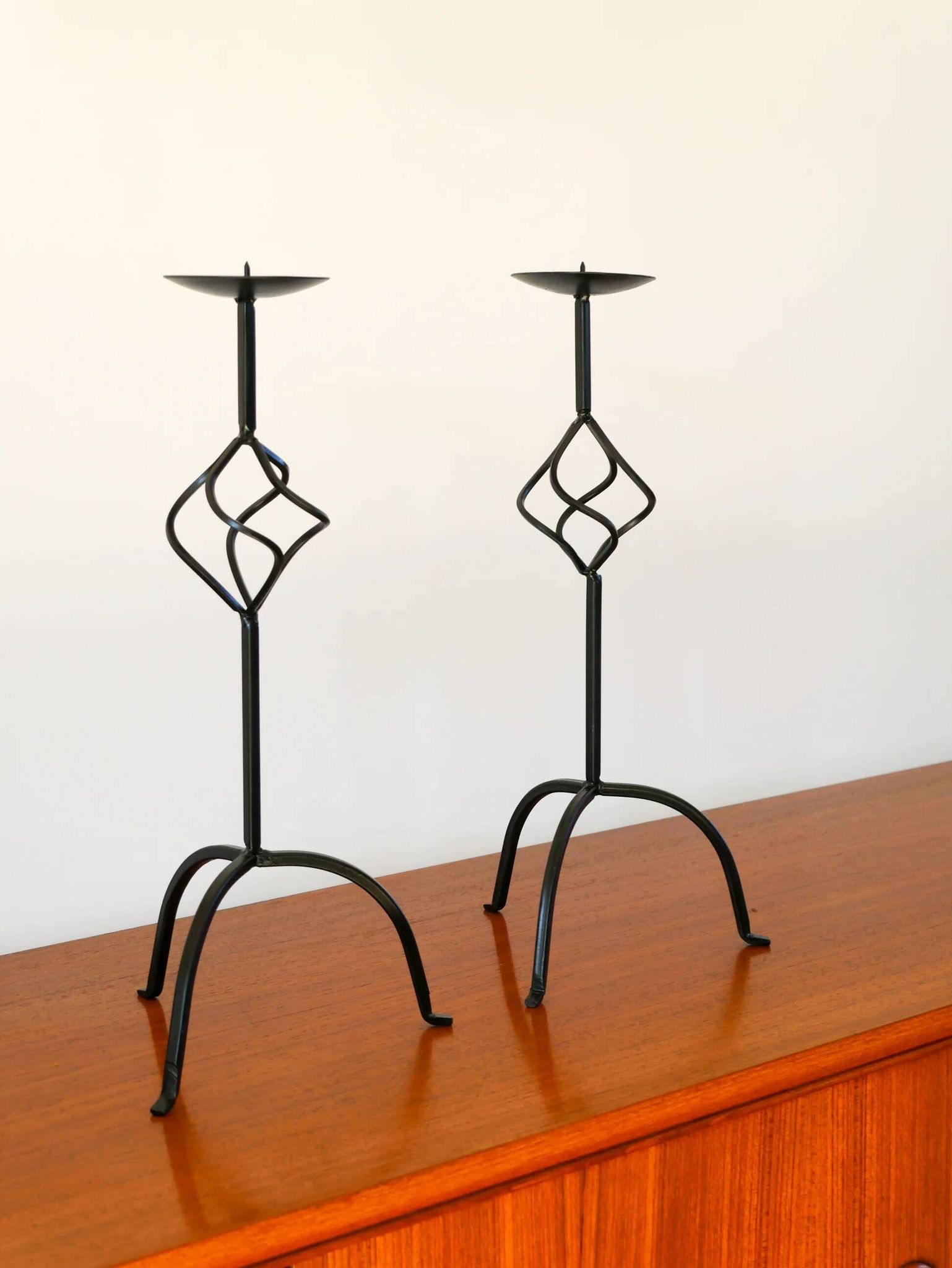 Pair of twisted tripod candlesticks in black iron, brutalist, 1970 - 44 cm