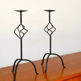 Paire de chandeliers tripodes torsadés en fer noir, brutaliste, 1970 - 44 cm