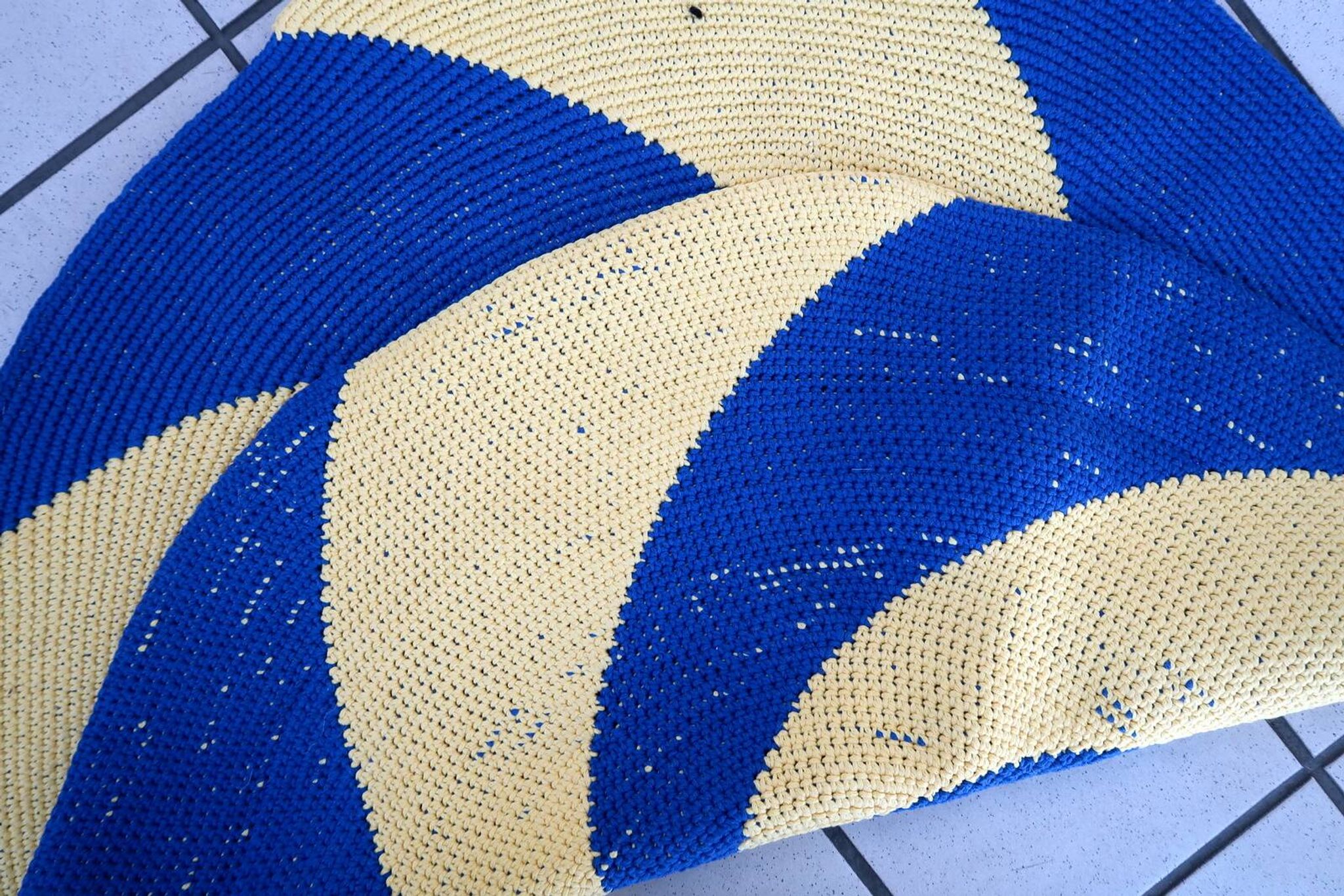 Tapis contemporain ora tressé en coton (77cm), édition unique