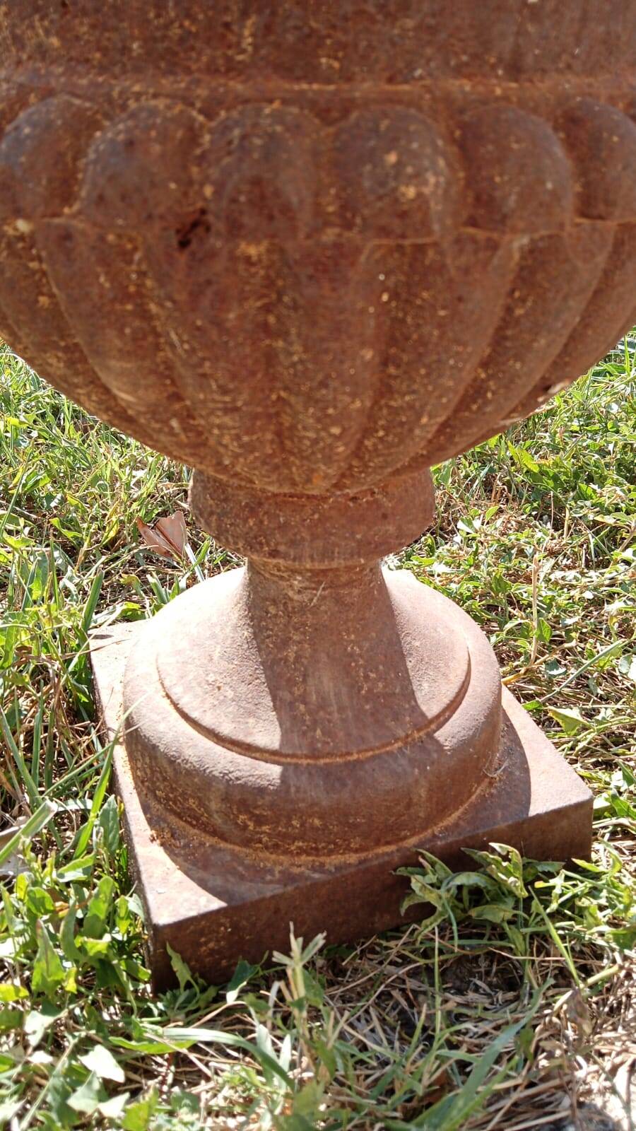 Vase Médicis en Fonte, 46 cm X 33 cm.