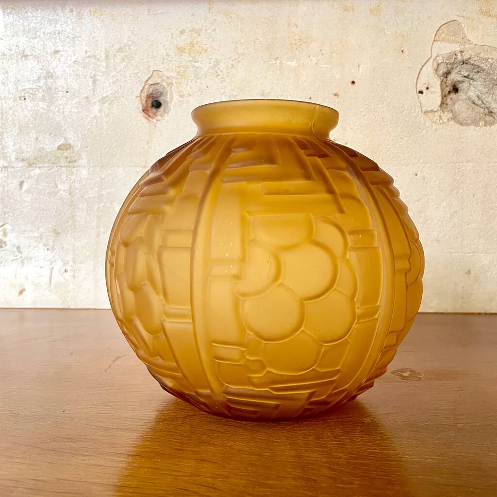 Vase boule en verre moulé art déco ambré