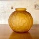 Vase boule en verre moulé art déco ambré