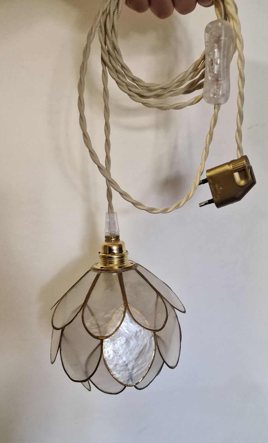 Mother-of-pearl flower in portable lamp or suspension