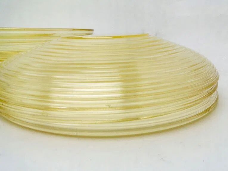 10 assiettes, un grand plat central et 4 sous-verres