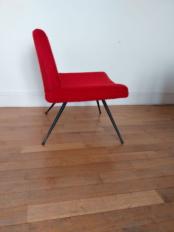 Fauteuil chauffeuse moumoute rouge vintage pieds en métal noir