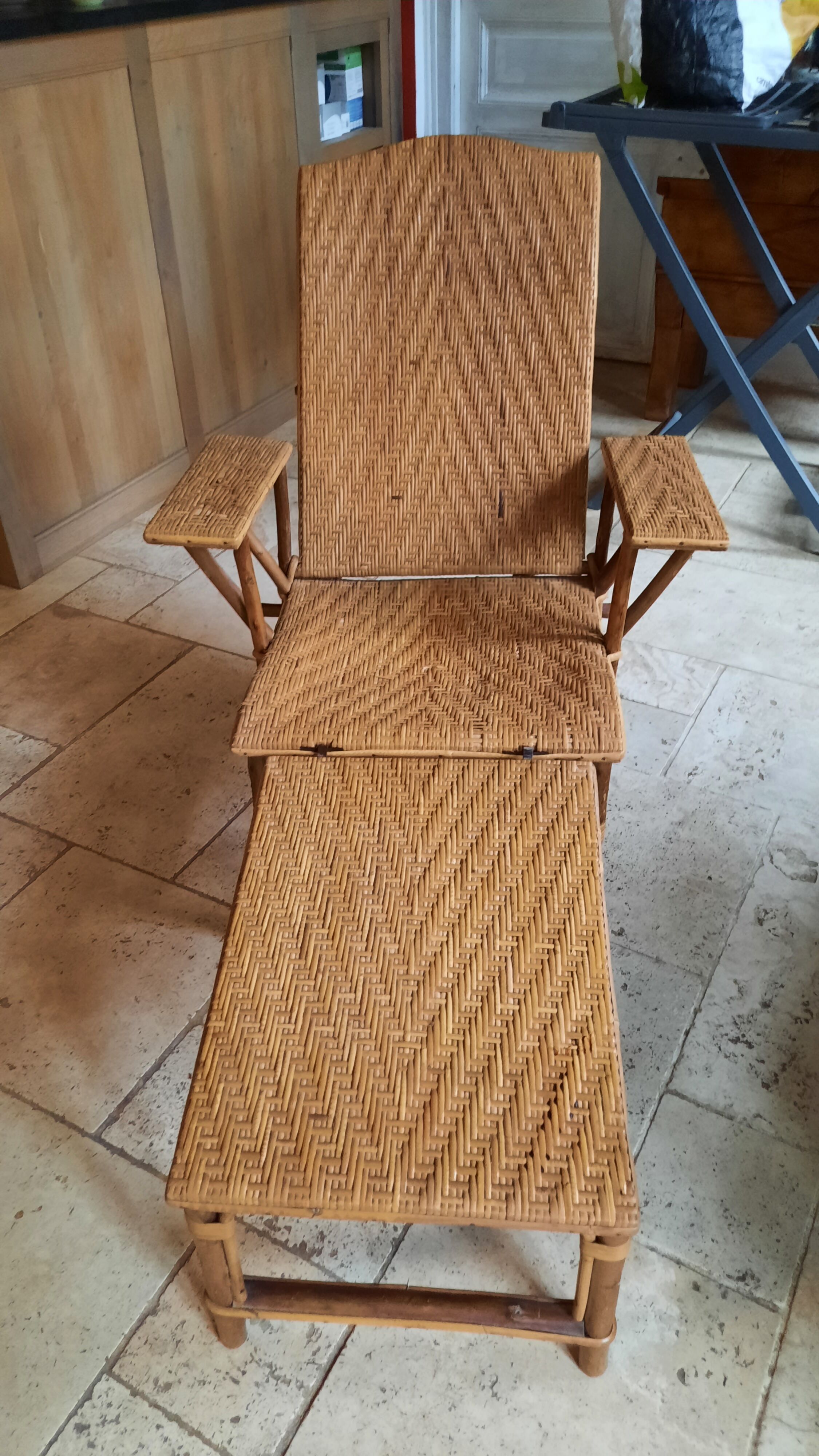 Wicker and wood chaise longue