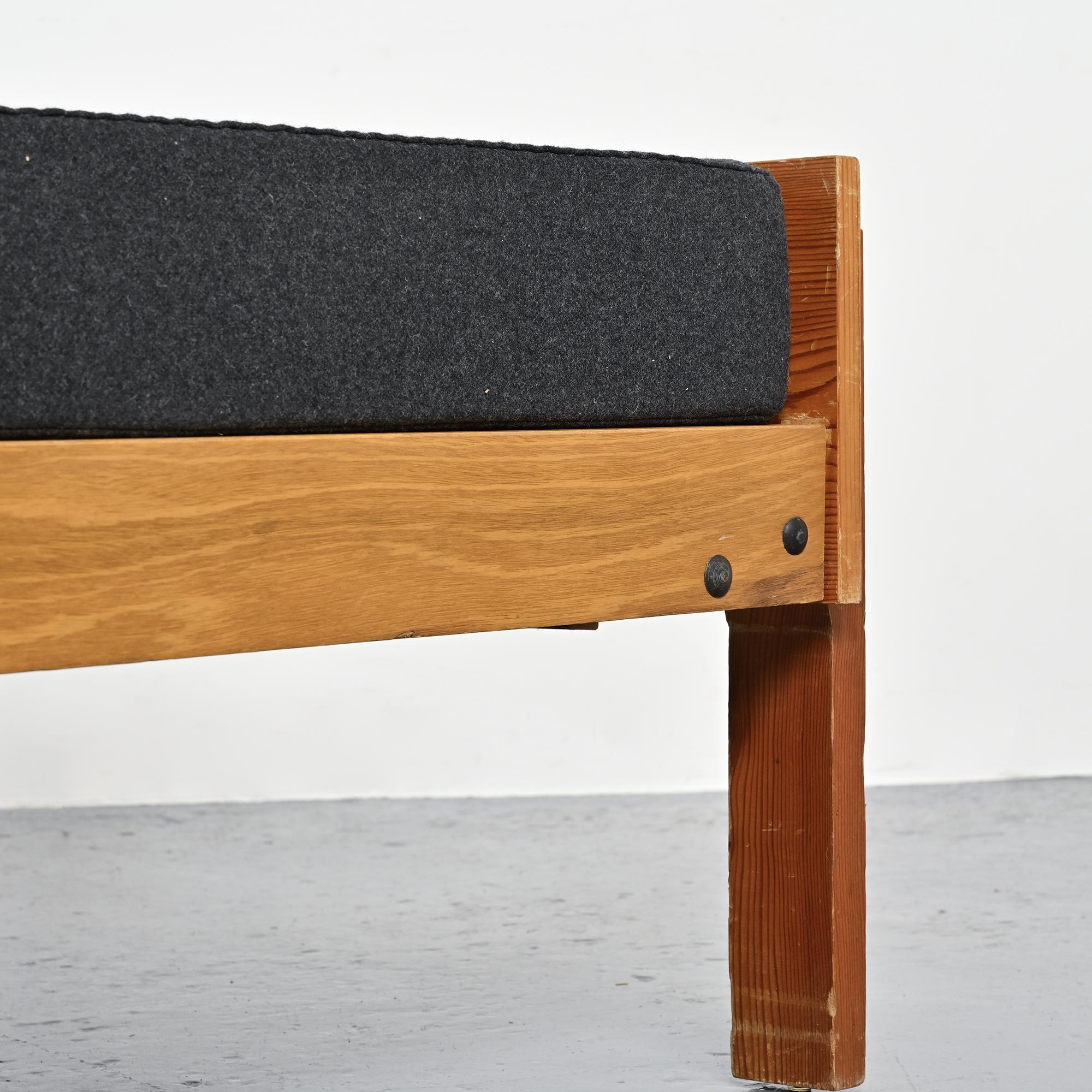 Lit banquette by Pierre Guariche, La Plagne, around 1965.