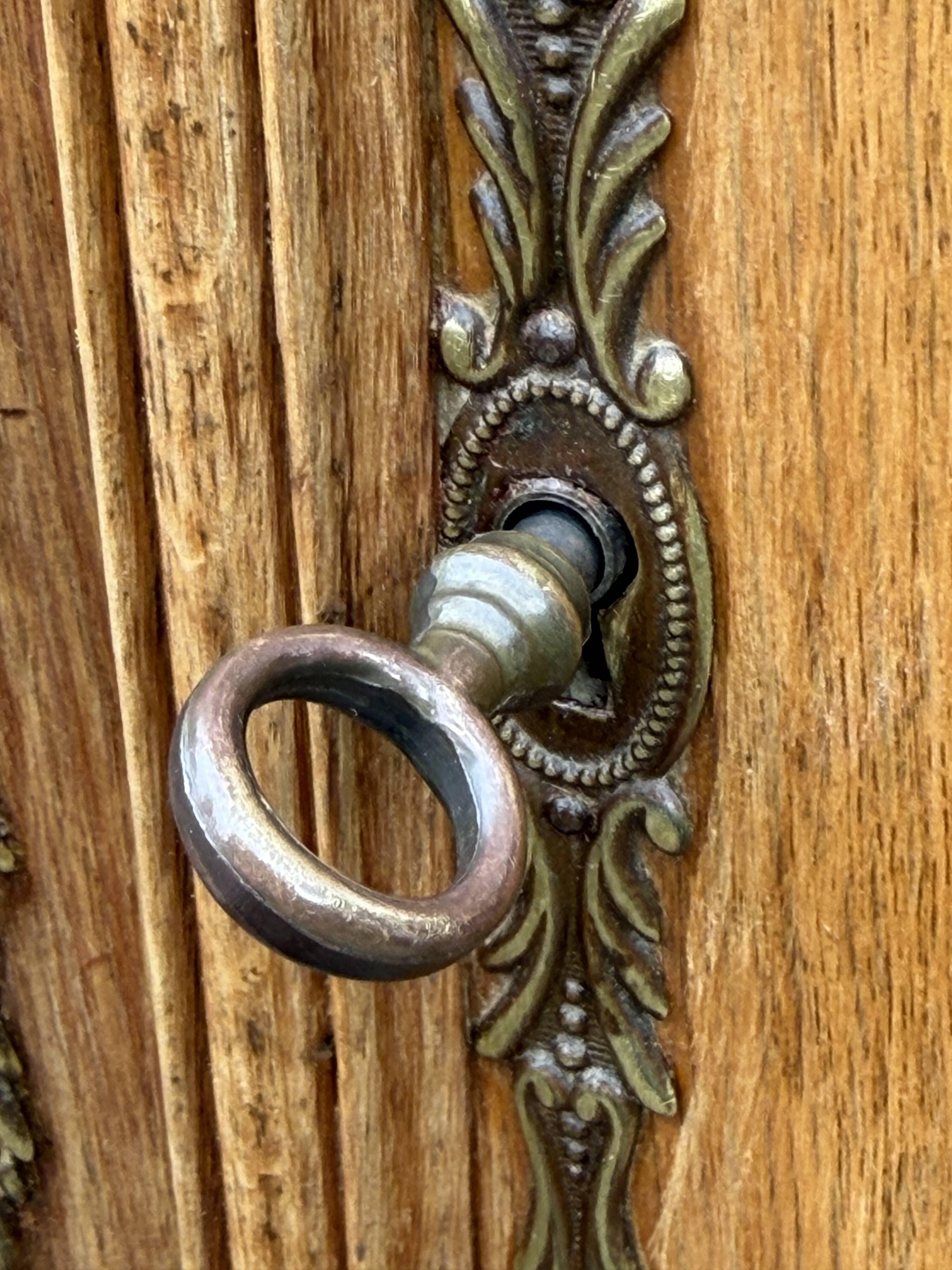 Armoire parisienne vitres biseautées chêne blond art déco 1930