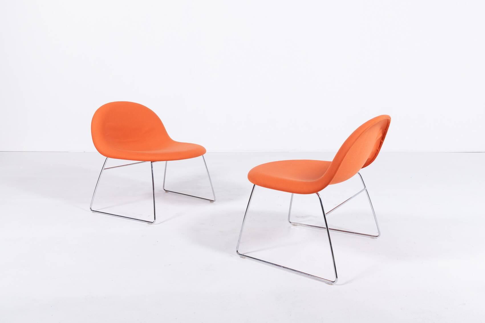 Paire de chaises longues au design danois « 3D » de Komplot Design pour Gubi