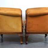 Ensemble ancien unique composé de 2 fauteuils club et d'un canapé en cuir couleur cognac à roulettes