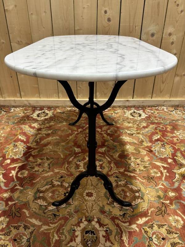 Table bistrot avec plateau ovale en marbre
