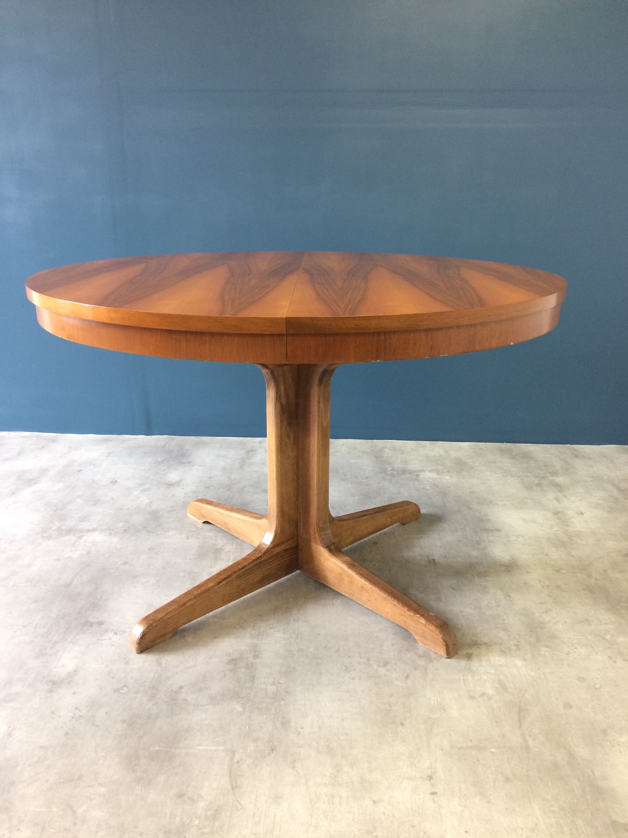 Extendable round table with butterfly leaf