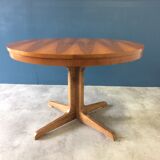 Extendable round table with butterfly leaf