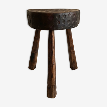 Tabouret tipode brutaliste en bois sculpté