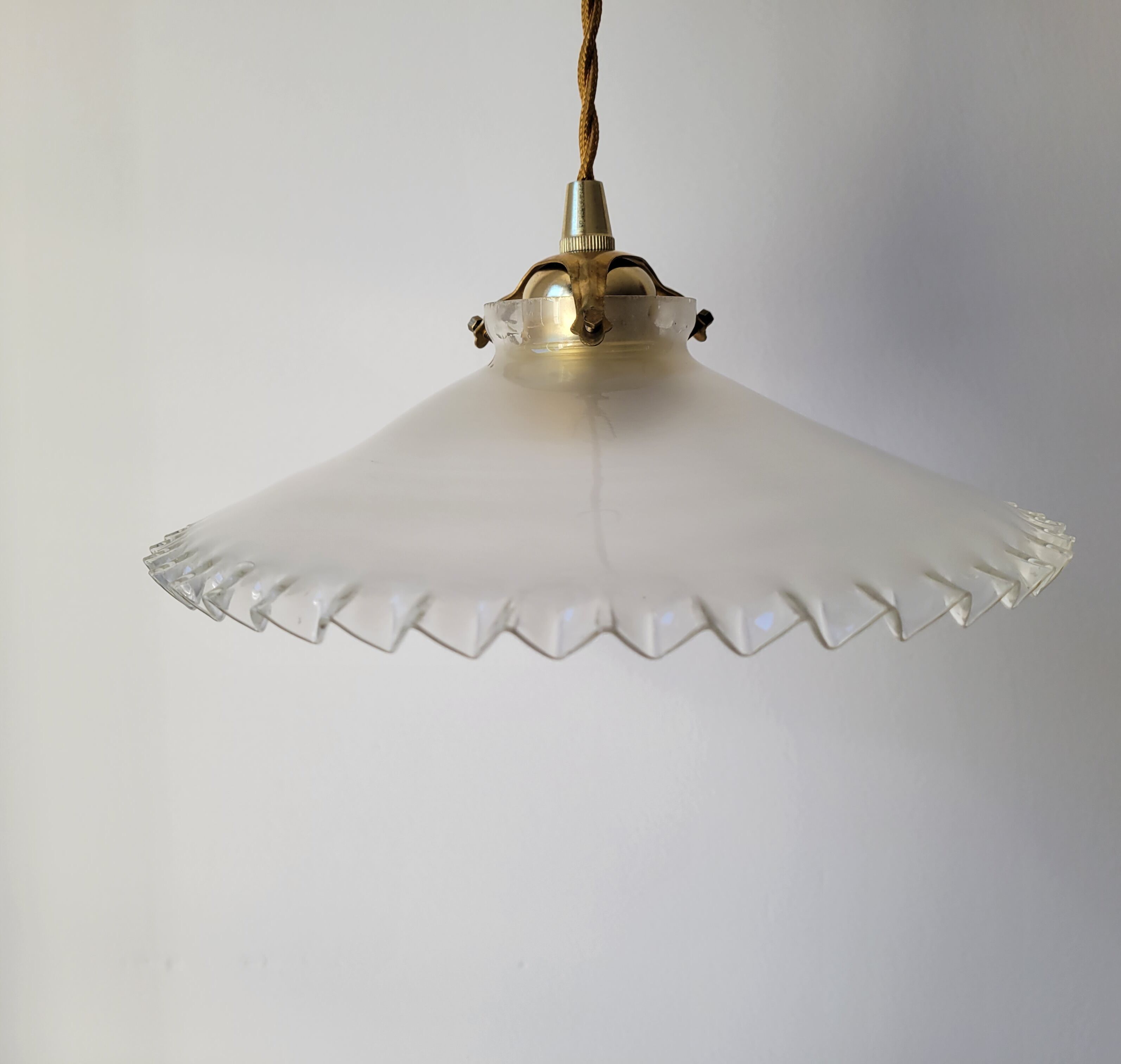 Serrated opaline suspension