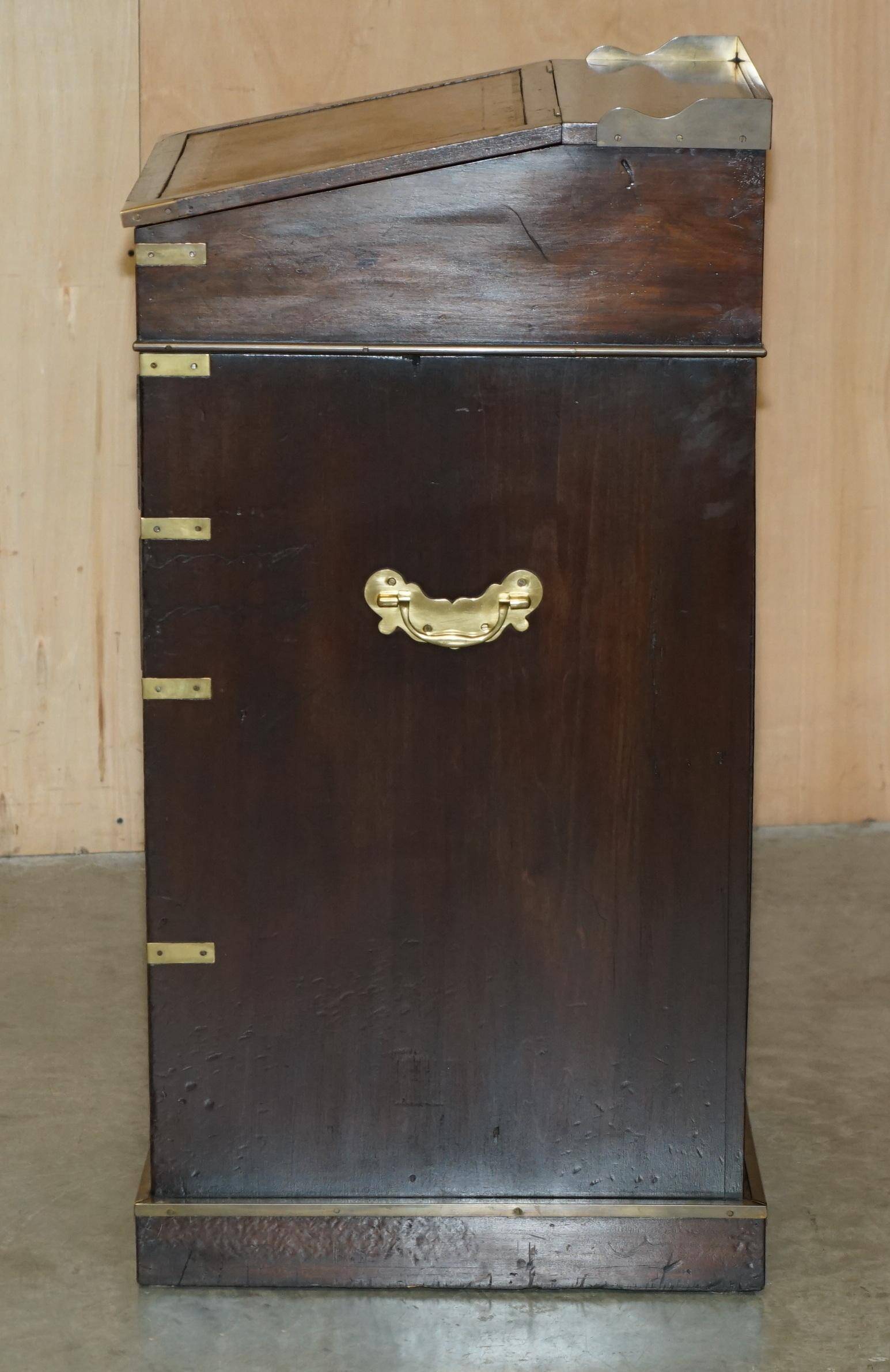 Bureau de campagne Davenport victorien antique en cuir avec galerie en laiton