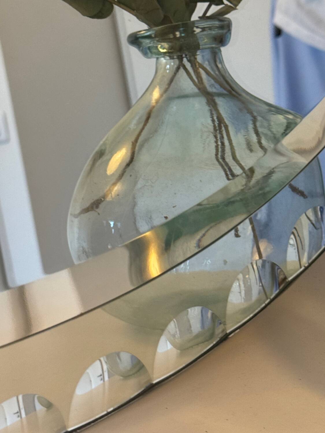 Vintage oval decorative mirror with beveled and chiseled effect