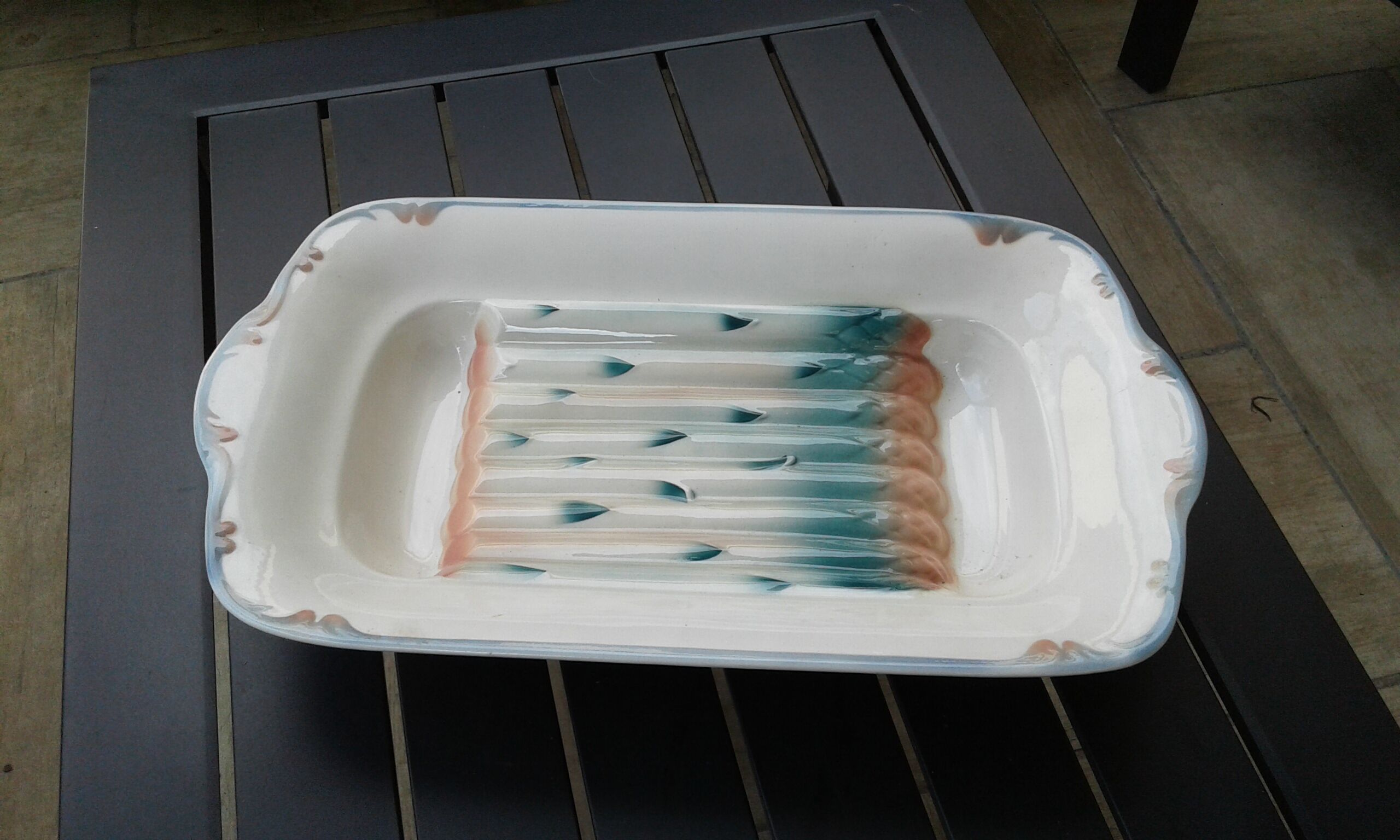 Great asparagus dish. Barbotine . Digoin Sarreguemines