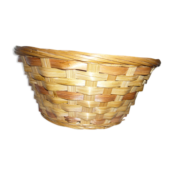 Two-tone woven bread or fruit basket