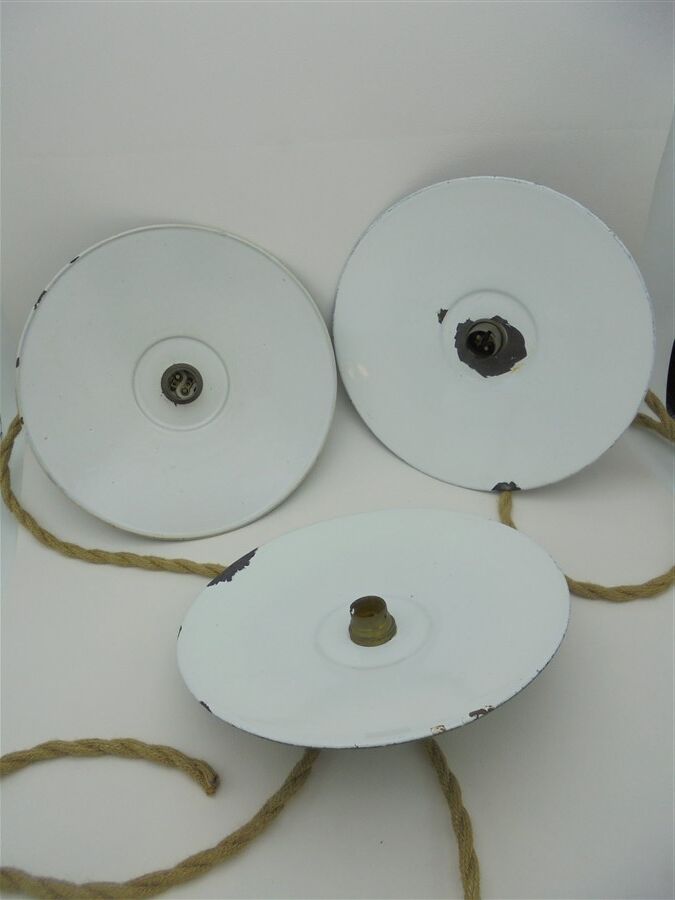 Trio of enamelled sheet metal suspensions