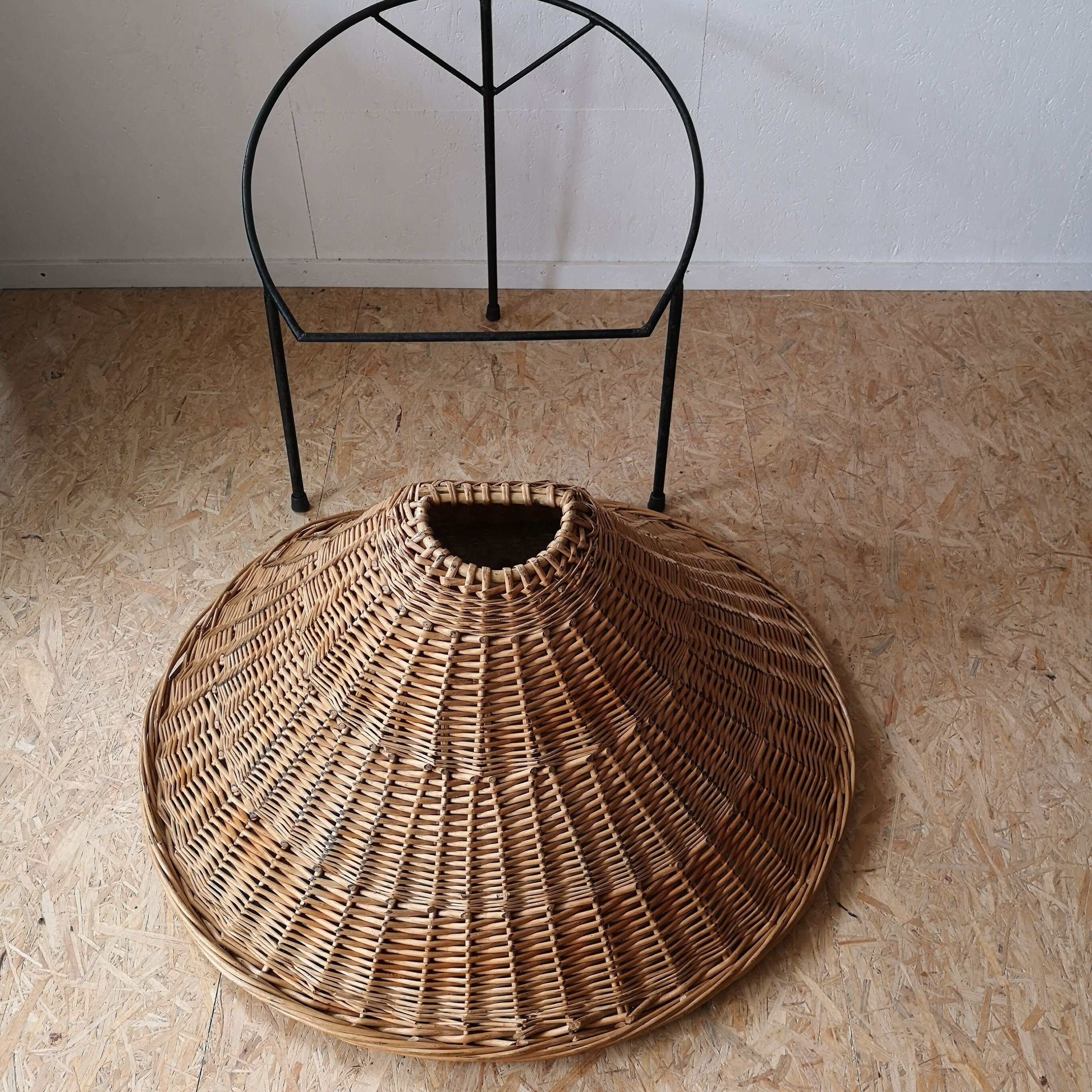 Wicker armchair years 60 tripod