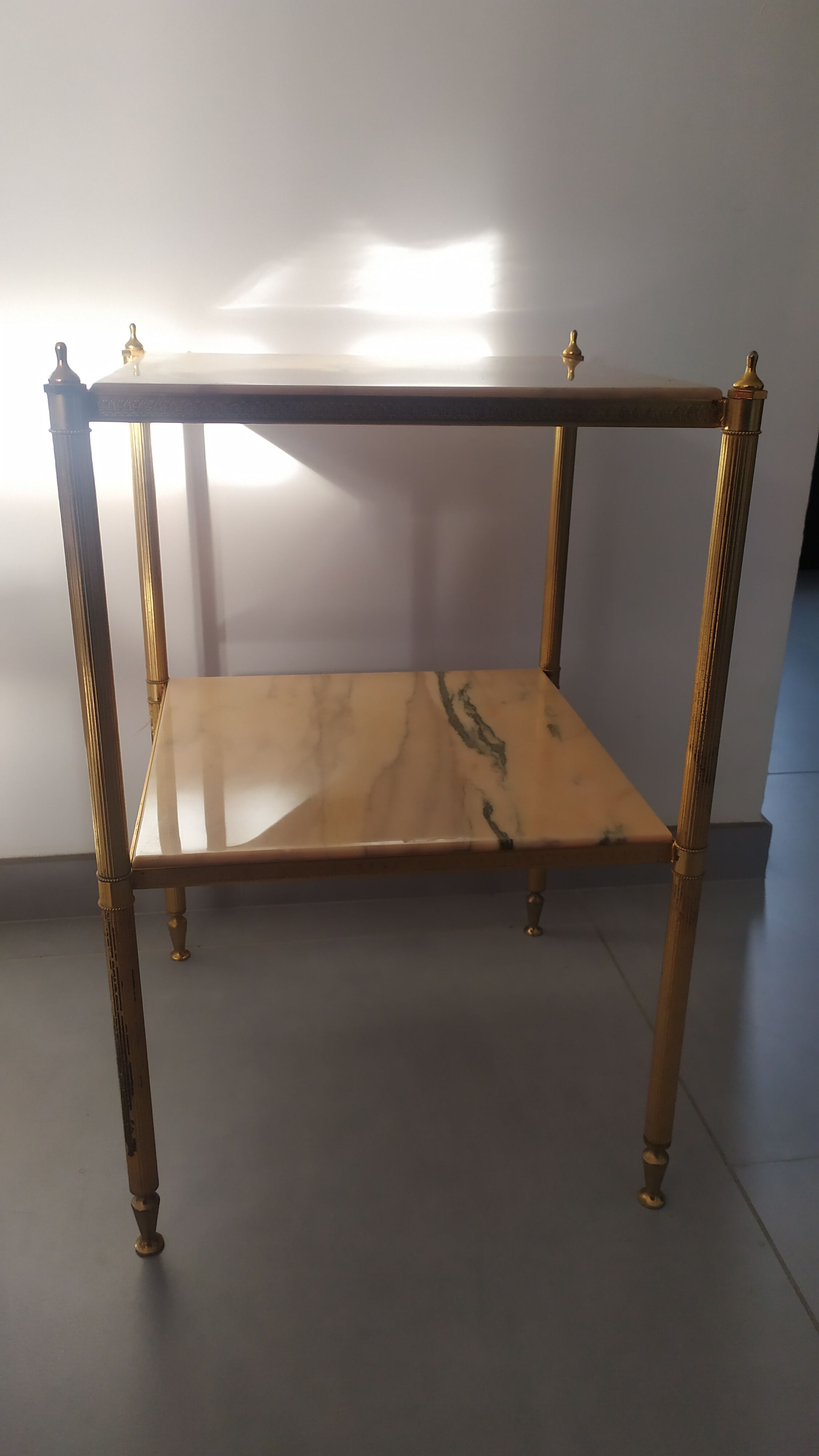 Alabaster harness brass foot